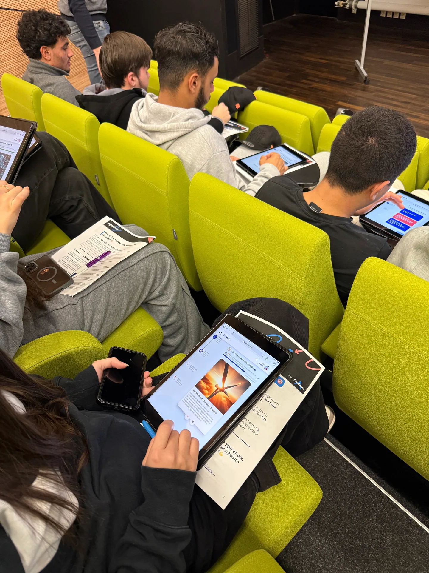 Participants consultant FuturIA sur tablette pendant un atelier collectif