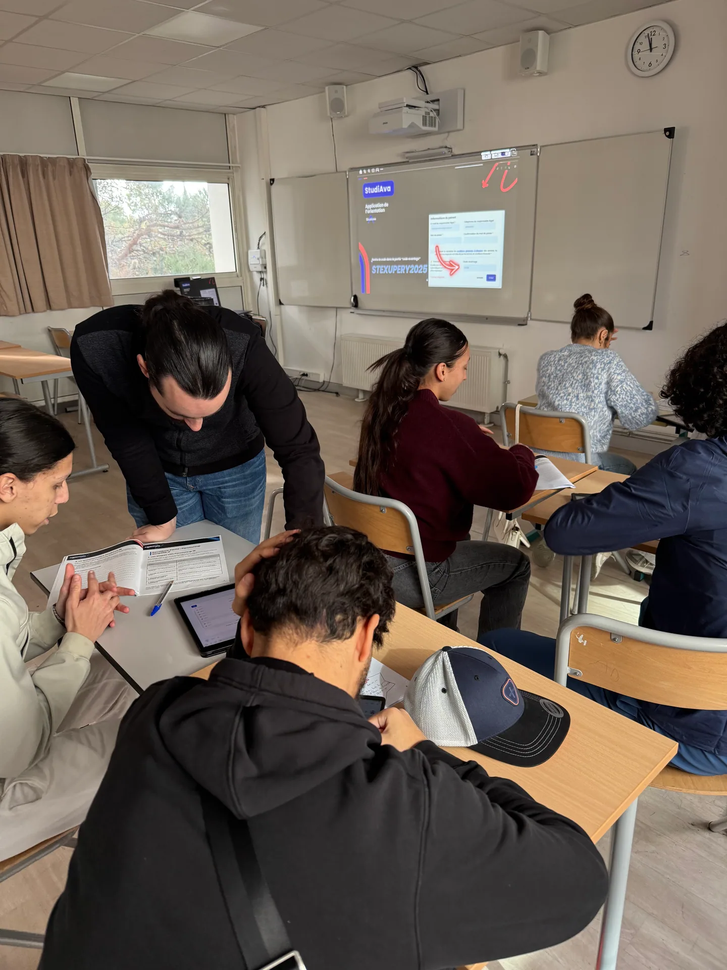 Atelier FuturIA en classe avec projection et livrets d’orientation