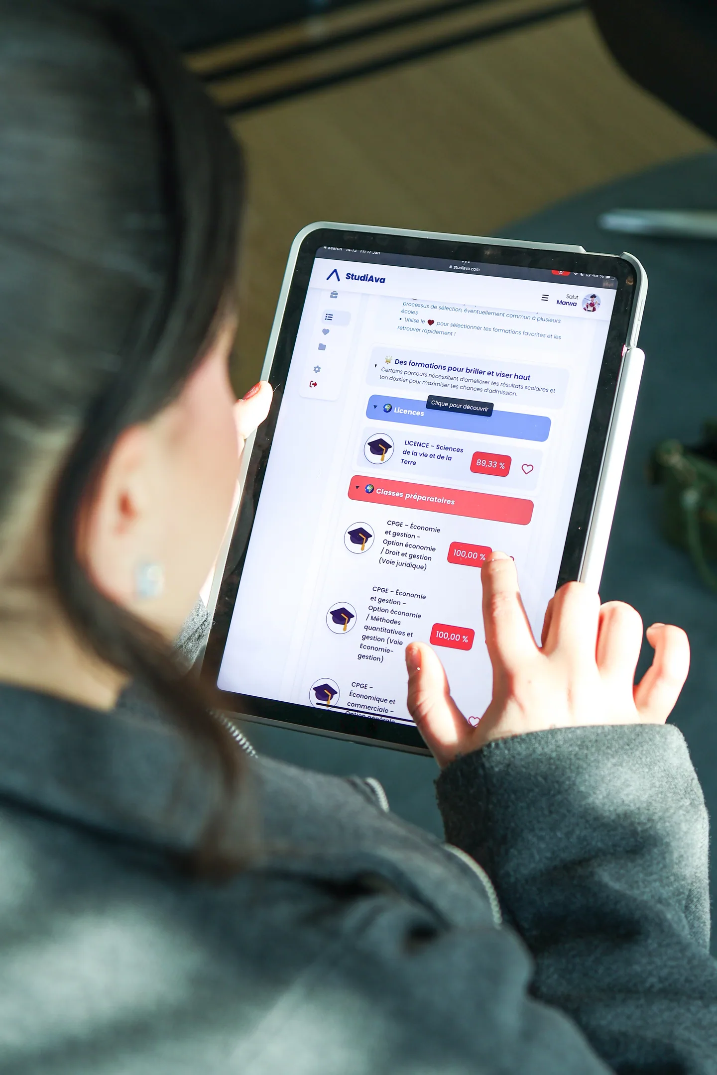 Jeune utilisant l'application FuturIA sur tablette pendant un atelier d'orientation