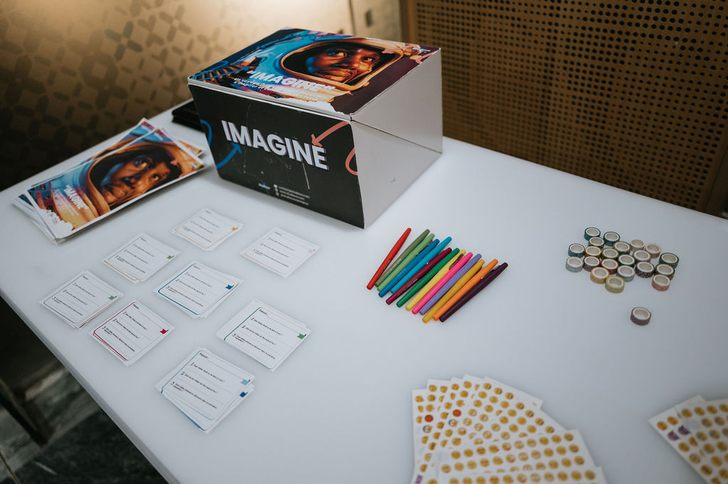 Table d'atelier StudiAva avec cartes, supports et feutres