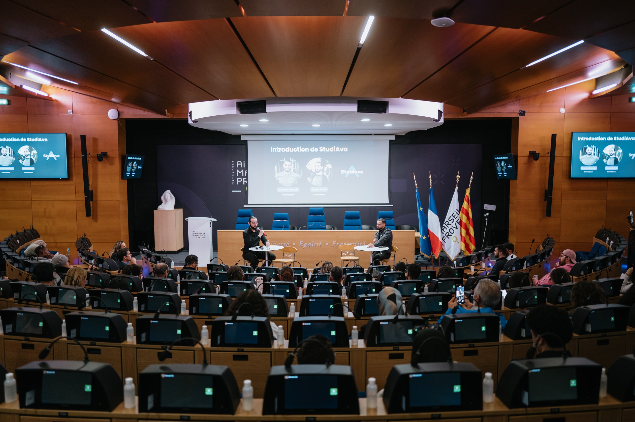 Vernissage de l’exposition Imagine dans l’auditorium du Palais du Pharo en 2024