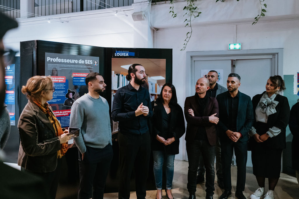 Professionnels réunis autour de panneaux métiers StudiAva