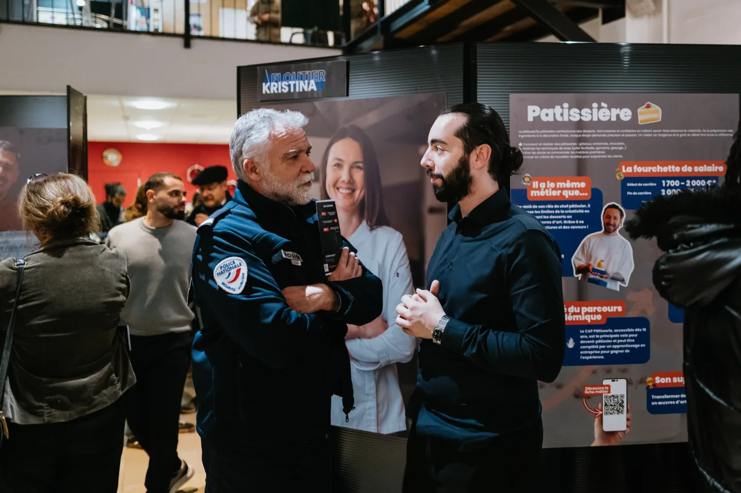 Échange avec un policier pendant une exposition Imagine sur les métiers